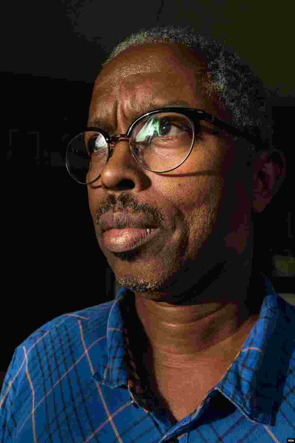 The president of the Guinea-Bissau Writers Association, Abdulai Sila, says its community is small, but that its members work to support each other and create dialogue that can forge a unified national identity of self-reliance. Bissau, Guinea-Bissau, Dec. 18, 2017.&nbsp;(R. Shyrock/VOA)&nbsp;