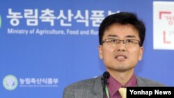 박상영 한국 통계청 농업통계과장이 14일 정부세종청사 농식품부 기자실에서 2015년 쌀 예상 생산량 조사 결과를 발표하고 있다. 