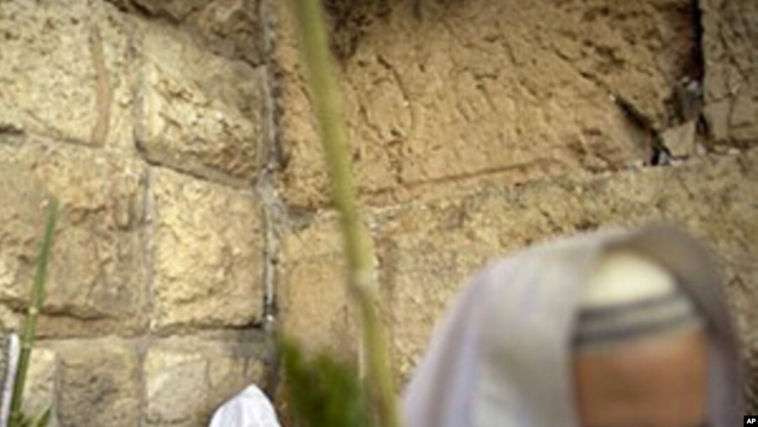 Israeli Ultra-orthodox Jews, in front of the Western Wall in Jerusalem's Old City, 25 Sep 2010