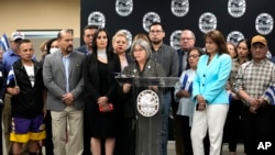 La alcaldesa de Miami-Dade, Daniella Levine Cava, al centro, ofrece una rueda de prensa junto a funcionarios y opositores nicaragüenses recientemente liberados, el miércoles 15 de febrero de 2023 en Miami. 