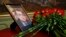 Цветы возле портрета убитого посла России в Турции Андрея Карлова