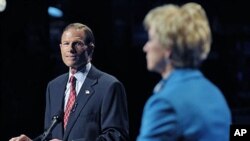 Democratic candidate for US Senate Richard Blumenthal, left, and Republican candidate for US Senate Linda McMahon debate in Hartford, Conn., 04 Oct 2010