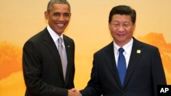 El presidente Barack Obama saluda a su homólogo Xi Jinping durante la bienvenida al Foro Asia Pacífico en Beijín.