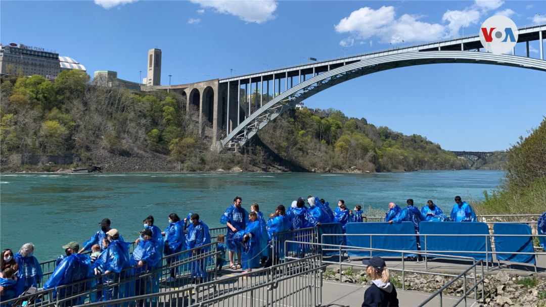 Turistas esperan para abordar el Maid of the Mist, el barco de fama mundial que parte de la base de la Torre de observación en Prospect Point para un viaje de ida y vuelta a las agitadas aguas de las cataratas American y Horseshoe, el viernes 14 de mayo de 2021.