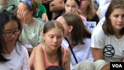 Aktivis iklim remaja Greta Thunberg (tengah) di depan Kantor PBB di New York pada 30 Agustus 2019. (Foto: M. Besheer/VOA)