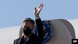 토니 블링컨 미국 국무장관이 27일 요르단 암만에서 미국으로 향하는 전용기에 오르며 손을 흔들고 있다.