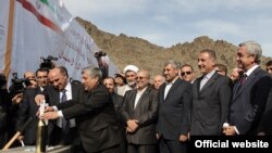 Հայաստանի նախագահ Սերժ Սարգսյանն ու Իրանի էներգետիկայի նախարար Մաջիդ Նամջուի գլխավորած պատվիրակությունն այցելել են հիդրոէլեկտրակայանի հիմնարկեքի արարողությունը, 2012թ. նոյեմբերի 8