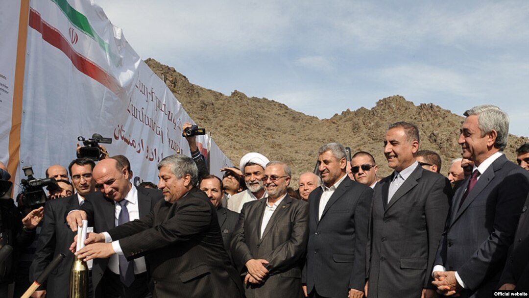 Presiden Armenia Serzh Sarkisian dan delegasi Iran menghadiri peletakan batu pertama pembangunan PLTA di kawasan Sungai Arax di perbatasan Armenia-Iran (8/11).