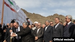 Presiden Armenia Serzh Sarkisian dan delegasi Iran menghadiri peletakan batu pertama pembangunan PLTA di kawasan Sungai Arax di perbatasan Armenia-Iran (8/11).