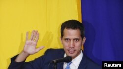 Le chef de l'opposition vénézuélienne Juan Guaido, prêtant serment après avoir été réélu par les députés de l'opposition vénézuélienne à Caracas, Venezuela le 5 janvier 2020. REUTERS / Fausto Torrealba NO les