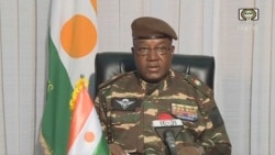 Cette capture d'écran vidéo obtenue par l'AFP auprès de l'ORTN - Télé Sahel le 28 juillet 2023 montre le général Abdourahamane Tchiani, nouvel homme fort du Niger,lisant une déclaration en tant que "président du Conseil national pour la sauvegarde de la patrie".
