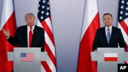 El presidente Trump junto a su homólogo polaco, Andrzej Duda, durante una conferencia de prensa en Varsovia.