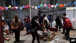 Bolivianos rocían el piso con cerveza al celebrar el "Martes de Challa, durante el cual los devotos entierran alimentos, lanzan caramelos, queman incieso y decoran sus viviendas en agradecimiento a Pachamama o Madre Tierra.