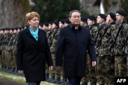 Swiss President Viola Amherd and Chinese Premier Li Qiang inspect the guard of honor during an official visit in Kehrsatz on Jan. 15, 2024. Li is in Switzerland to participate in the World Economic Forum at Davos.