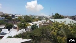 Vue sur une explosion de Mogadiscio, en Somalie, le 5 avril 2017. (VOA)