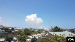 Vue sur une explosion de Mogadiscio, en Somalie, le 5 avril 2017. (VOA)