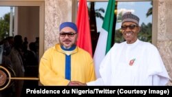 Le roi Mohamed VI du Maroc et le président Muhammadu Buhari du Nigeria échangent une poignée de mains lors d’une visite du souverain marocain au Nigeria, 2 décembre 2016. Crédit : Présidence du Nigeria