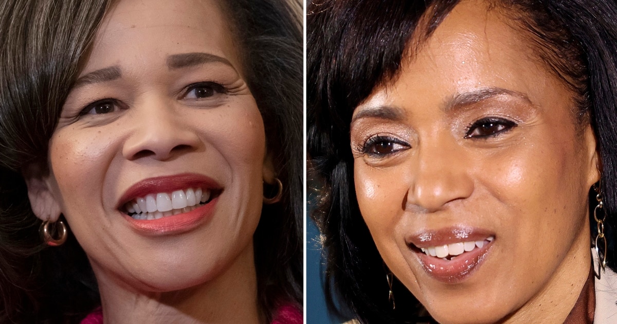 Paypoq kiygan qiz yechinmoqda