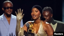 Tems recebe seu segundo Grammy na categoria "Melhor Performance Musical Africana" pelo tema "Love Me JeJe", Los Angeles, Califórnia, 2 fevereiro 2025