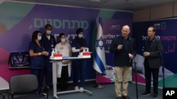 이스라엘의 나프탈리 베네트 총리가 30일 라마트간 시바 메디컬센터에서 아이작 헤르조그 대통령의 코로나 백신 3차 접종 후 기자회견을 하고 있다. 