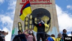 Un manifestante ondea una bandera colombiana frente a un monumento en honor a Simón Bolívar en Bogotá, Colombia, el 20 de julio de 2021.