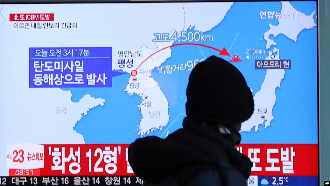 Seorang warga Korea Selatan menonton berita peluncuran rudal balistik Korut di stasiun kereta di Seoul, Rabu (29/11). 