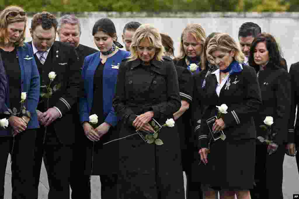 جیل بایدن، بانوی نخست ایالات متحده در مراسم یادبود از قربانیان حملات ۱۱ سپتمبر در شهر شنکسویل ایالت پنسلوانیا شرکت کرد