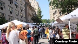 Jalan East 68th di kota New York ditutup dan dipenuhi tenda-tenda vendor yang berpartisipasi dalam Indonesia Street Festival. (Foto courtesy: KJRI New York)