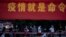 中国湖北武汉市民排队接受新冠病毒核酸检测。(2021年8月3日)