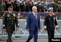 El presidente de México, Andrés Manuel López Obrador, el secretario de Defensa, Cresencio Sandoval, y el secretario de Marina, Rafael Ojeda, asisten al tradicional desfile militar para celebrar el día de la Independencia de México, en la plaza Zócalo de la Ciudad de México, México, 16 de septiembre de 2022. REUTERS/Raquel Cunha