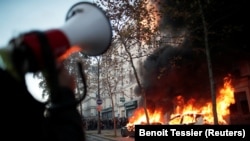 Des voitures brûlent à Paris lors d'une manifestation contre un projet de loi qui, selon les groupes de défense des droits, porterait atteinte à la liberté des journalistes en France, le 28 novembre 2020.