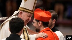 资料照片：2022年8月27日，教宗方济各在梵蒂冈圣彼得大教堂内祝贺乔治·马伦戈成为天主教会20名最新的枢机主教之一。（美联社照片）