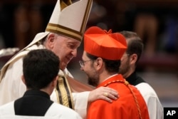 2022年8月27日，教宗方济各在梵蒂冈圣彼得大教堂内祝贺乔治·马伦戈成为天主教会20名最新的枢机主教之一 （美联社照片）