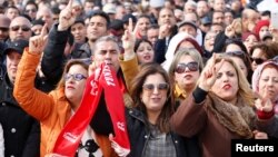 Tunisian teachers protest for better work conditions and higher wages,near the prime minister's office in Tunis, Tunisia, Feb. 6, 2019. 