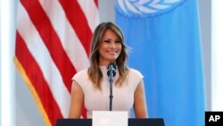 Melania Trump akizungumza na wake wa marais wanaohudhuria mkutano wa baraza kuu la Umoja wa Mataifa mjini New York, Septemba 26, 2018.