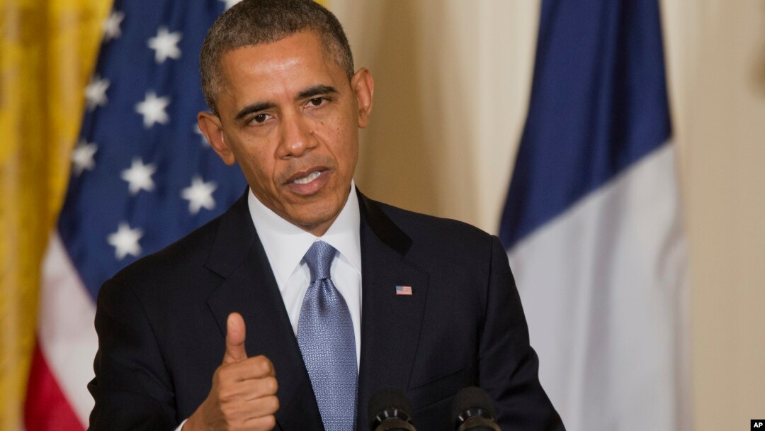El presidente Barack Obama gesticula durante la conferencia de prensa conjunta con Francois Hollande.