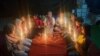 Famirza (tengah), remaja asa Desa Bulukerto di Kota Batu, Jawa Timur, membacakan puisi pada malam renungan untuk pemulihan trauma bagi anak dan remaja korban banjir Bulukerto pada 12 November 2021. (Foto: VOA/Petrus Riski)