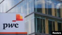 Logo perusahaan konsultan global PricewaterhouseCoopers (PwC) di salah satu kantor cabangnya (foto: ilustrasi). 