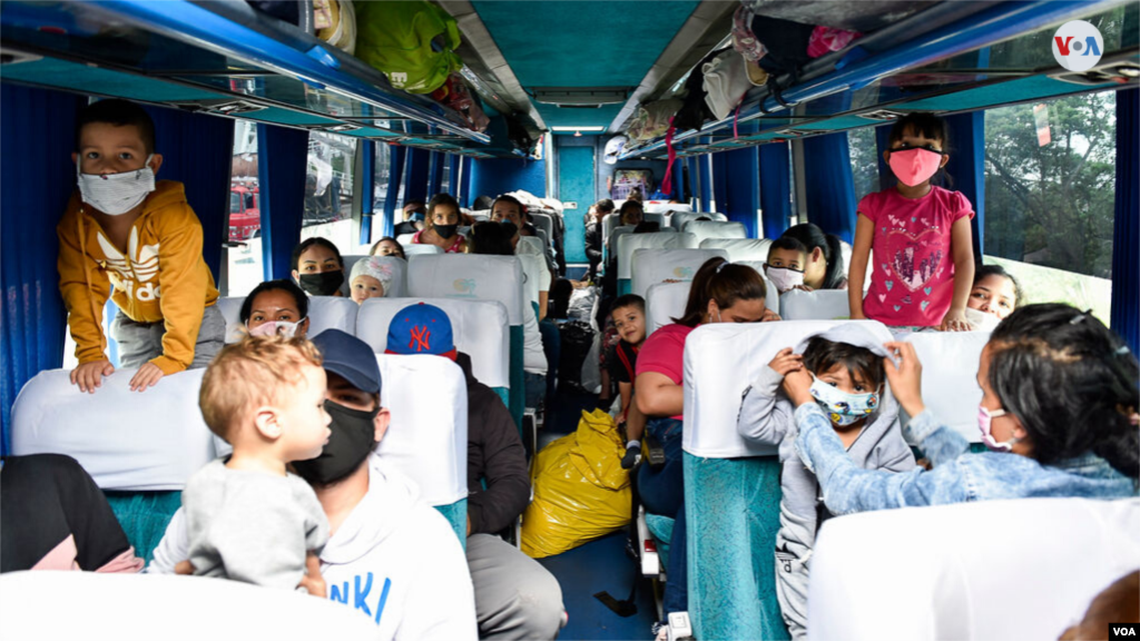 El líder del grupo de migrantes venezolanos dijo que, durante estos tres días, se han deteriorado las condiciones para alimentarse y descansar, así como asearse. [Foto: Diego Huertas]