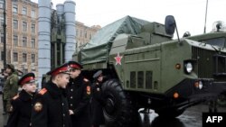 FILE – Russian cadets pass an S-300 surface-to-air missile system during a military exhibition in St. Petersburg, Feb. 20, 2015. Russia announced Nov. 9 it would deliver missile systems that Iran had contracted in 2007.