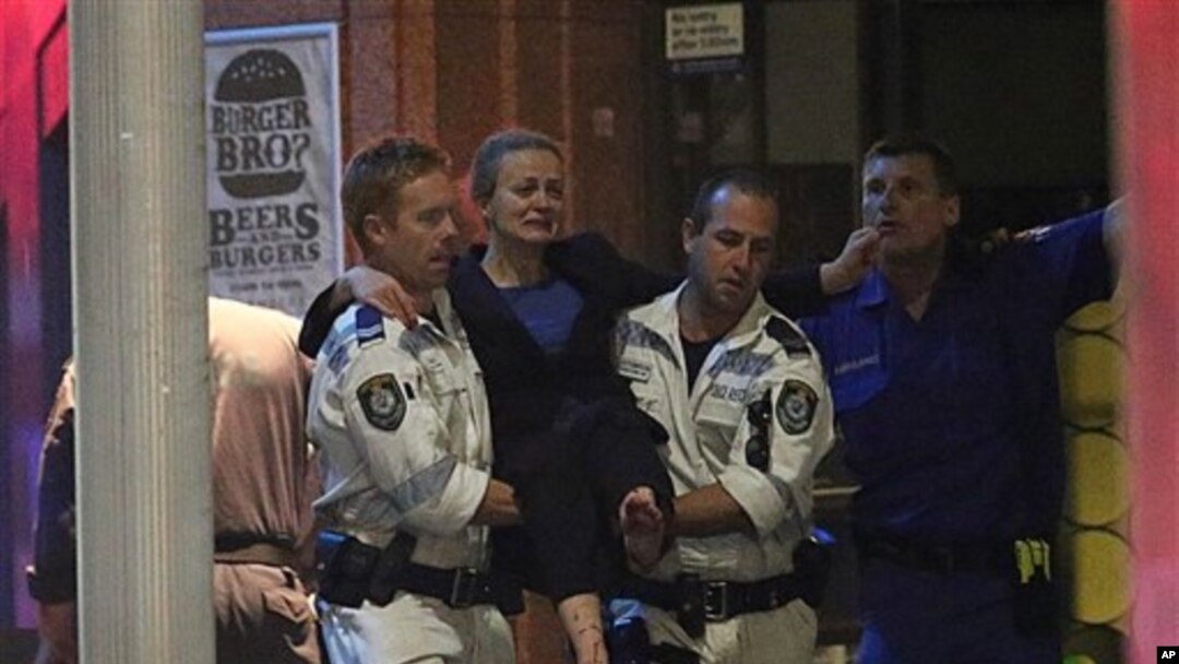 Petugas medis mengangkut seorang korban yang terluka dalam insiden penyanderaan di Sydney, Australia (16/12).