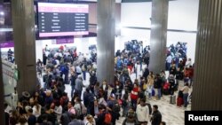 Pasajeros se agolpan en la Terminal 1 del Aeropuerto Internacional Benito Juárez de la Ciudad de México después de que las autoridades suspendieron las operaciones debido al volcán Popocatépetl el 20 de mayo de 2023.