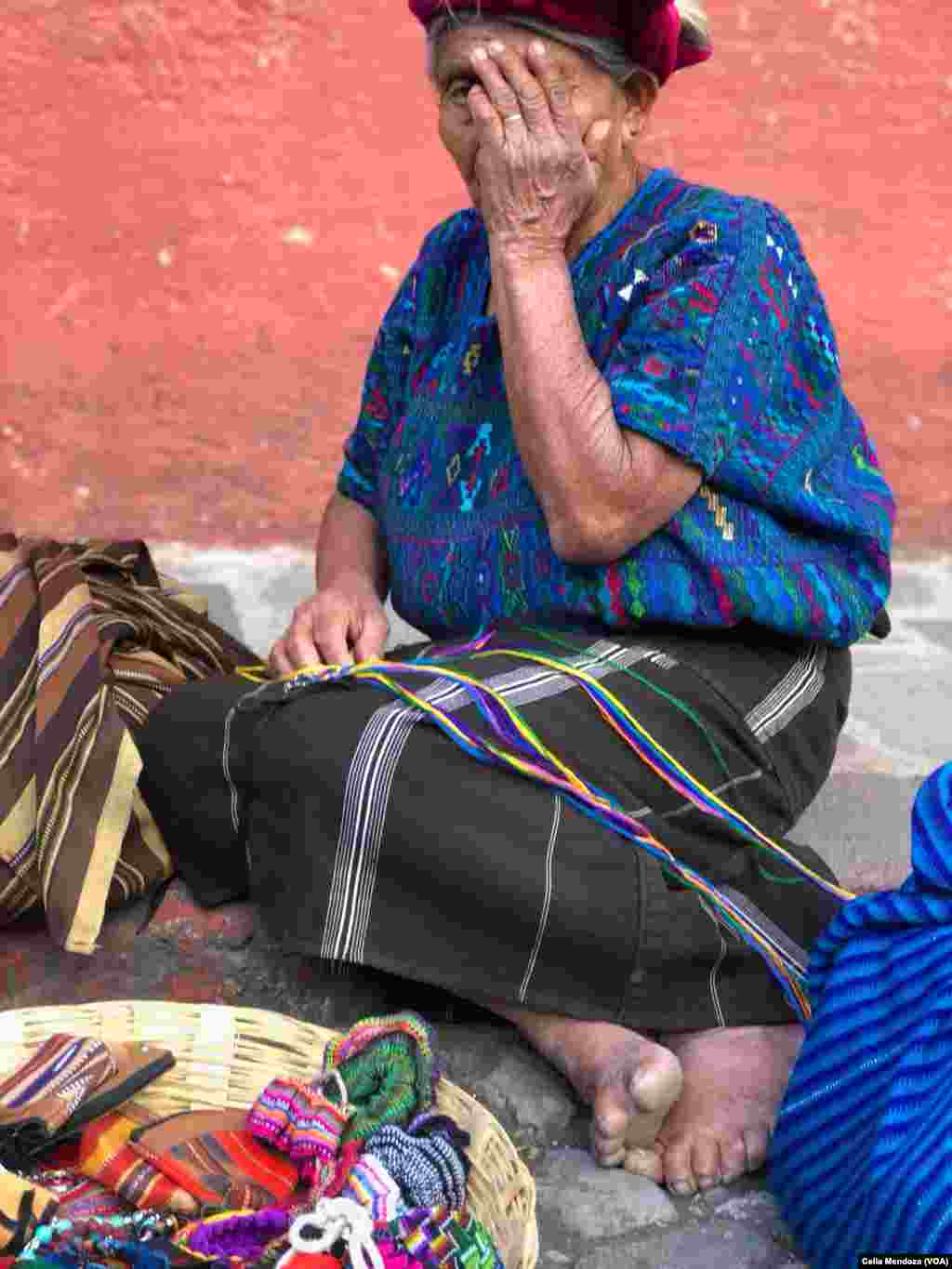 Guatemala es un país con un alto nivel de pobreza y una gran diversidad de pueblos indígenas, una imagen de una abuelita indígena en Antigua