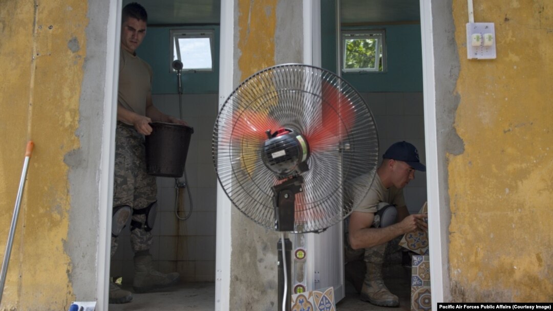 Binh sĩ Mỹ trợ giúp sửa chữa nhà cửa cho người dân ở Quảng Nam hôm 10/9.