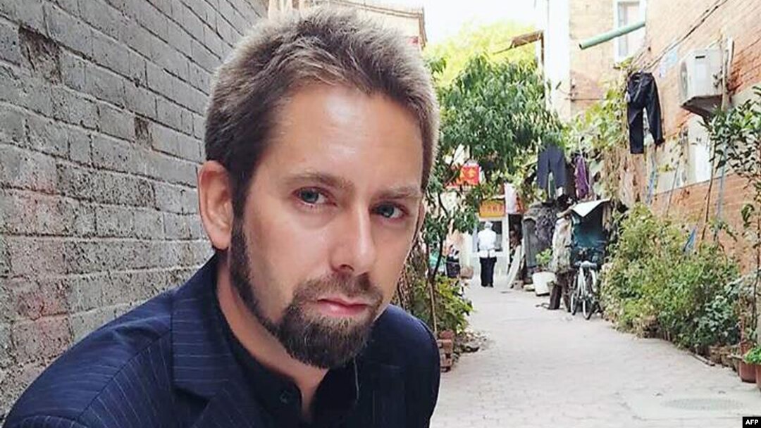Nhà hoạt động Peter Dahlin người Thuỵ Điển 35 tuổi là người đồng sáng lập của Nhóm Công tác Hành động Khẩn cấp, một tổ chức phi chính phủ được thành lập ở Trung Quốc năm 2009 để thúc đẩy cho thể chế pháp trị và nhân quyền thông qua những chương trình huấn luyện và cung cấp sự hỗ trợ cho những vụ kiện vì lợi ích của công chúng.