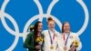 Лидия Джейкоби, в центре, Татьяна Шенмейкер, слева и Лилли Кинг после финала женского заплыва брассом 27 июля 2021