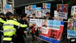 Para pemrotes anti-Korea Utara di dalam kampanye di Seoul, Korea Selatan, Maret 2014. (AP/Lee Jin-man)