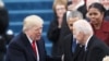 El presidente Donald Trump saluda al exvicepresidente Joe Biden durante su toma de posesión frente al Capitolio, en Washington, el 20 de enero de 2017.