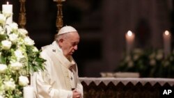 Le pape François célèbre une messe avec des membres d'institutions religieuses à l'occasion de la célébration de la Journée mondiale de la vie consacrée, dans la basilique Saint-Pierre au Vatican, le samedi 1er février 2020. (AP Photo/Andrew Medichini)