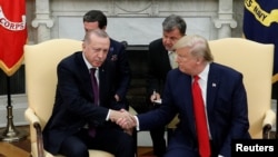 Presiden AS Donald Trump (kanan) dan Presiden Turki Tayyip Erdogan di Gedung Putih, Washington, D.C., 13 November 2019. 